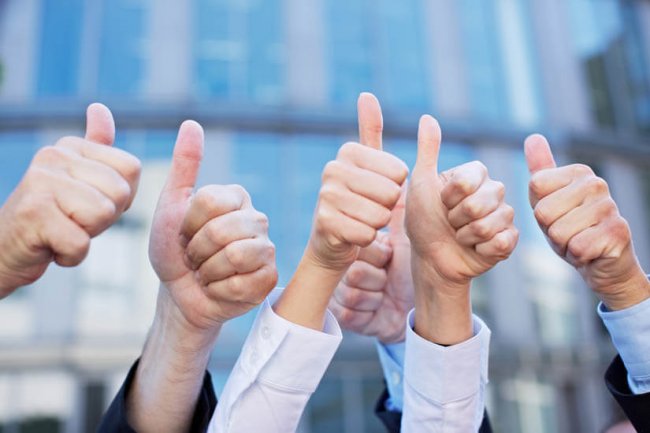 Viele Daumen zeigen nach oben Like-Zahlen